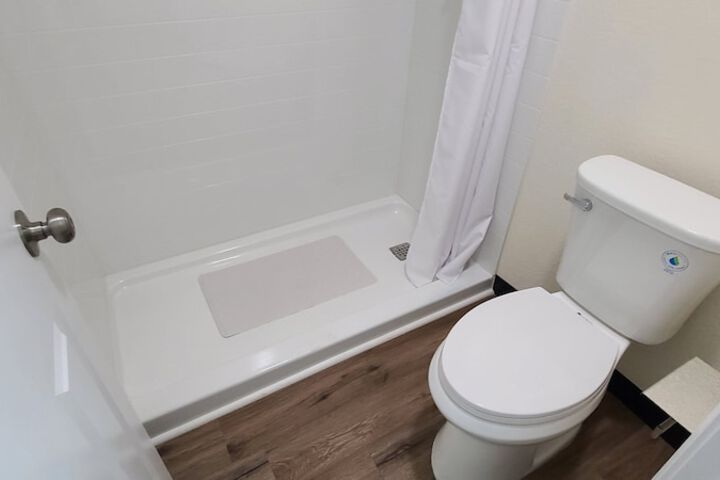 Deluxe Queen Bed (4 of 18)