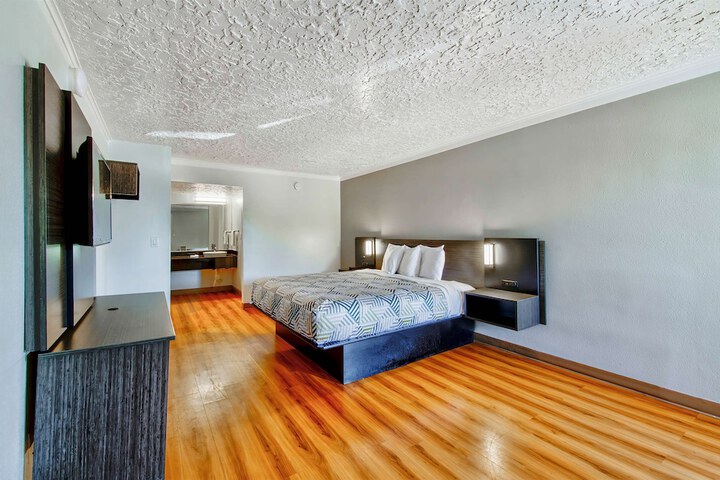 1 King Bed (8 of 18)