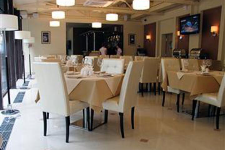Dining 7 of 8