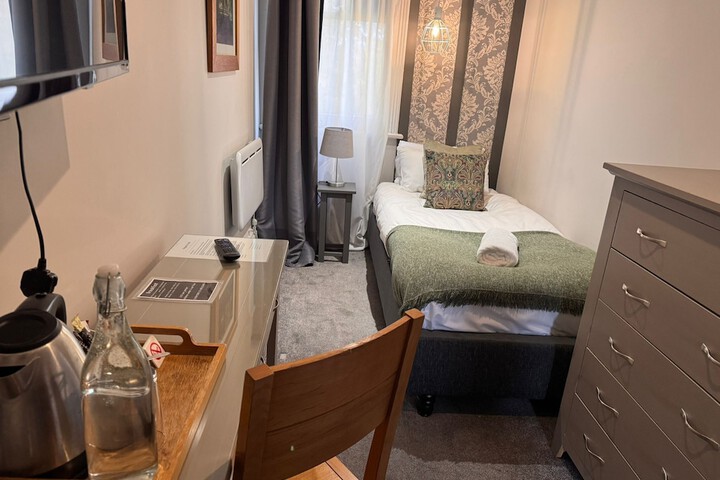 Room 2 of 83