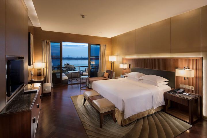 Room 10 of 90