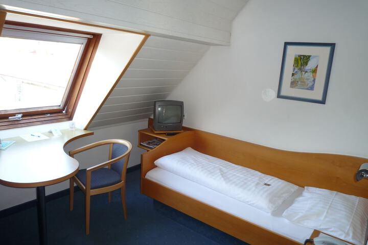 Room 10 of 77