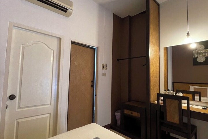 Room 28 of 76