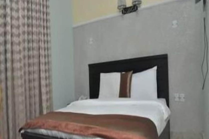 Room 8 of 25