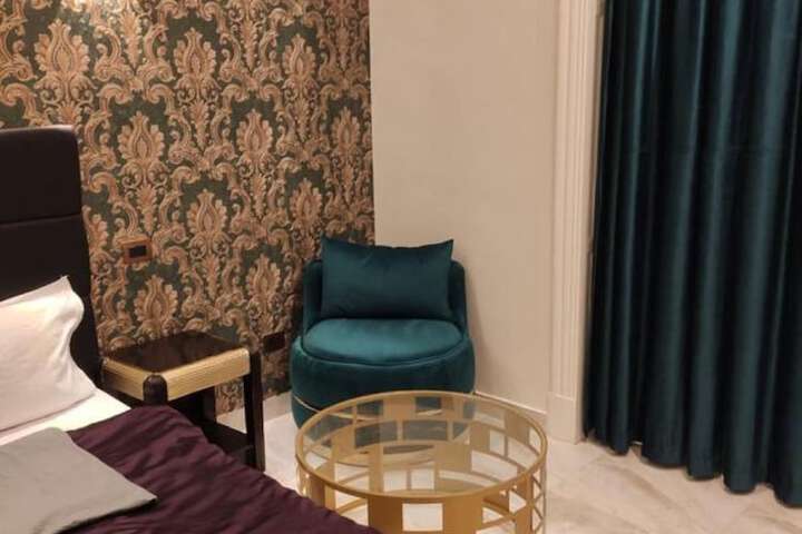 Room 8 of 74