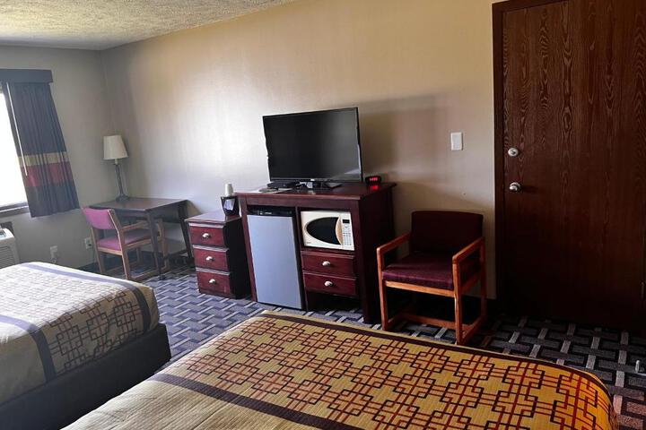 2 Queen Beds (2 of 8)