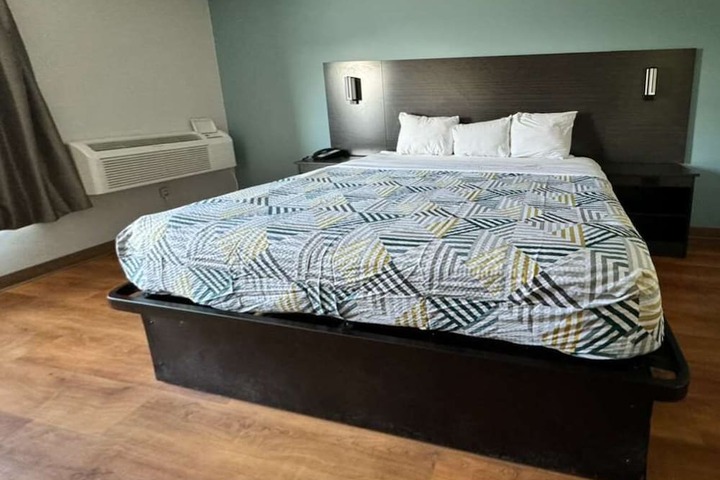1 King Bed (13 of 18)