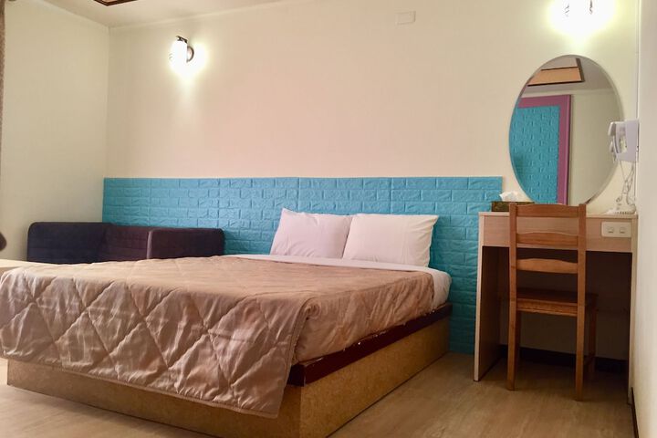 Room 8 of 28