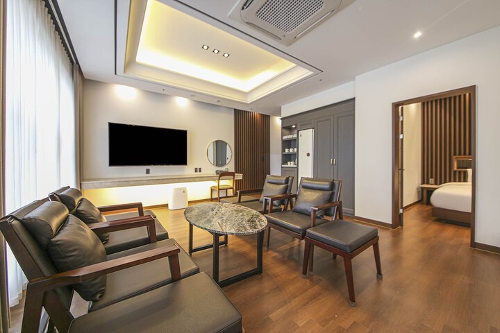 Room 43 of 77