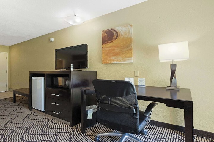 1 King Bed Deluxe Furnishings Sitting Area High Speed Internet Accessible Microwave (6 of 14)