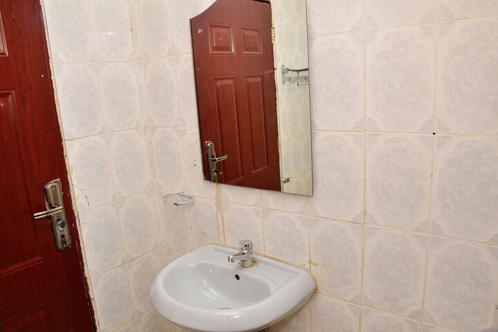 Room 64 of 94