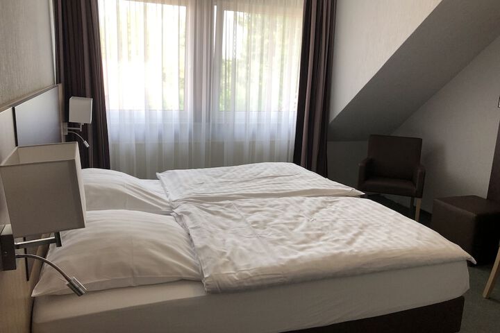 Room 8 of 34