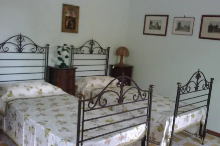 Room 4 of 12