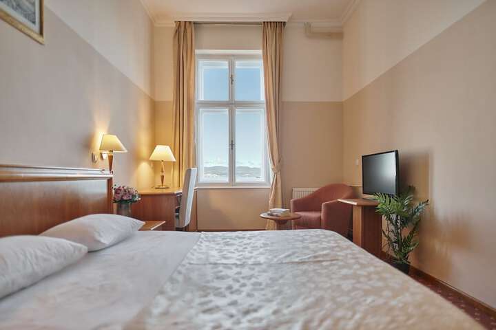 Room 25 of 107