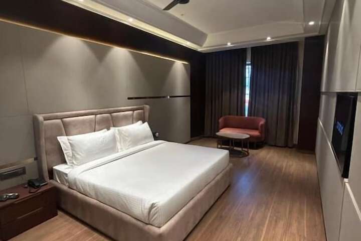Room 4 of 20