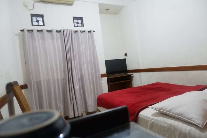 Room 8 of 18