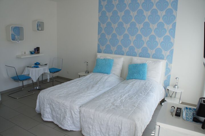 Room 16 of 40