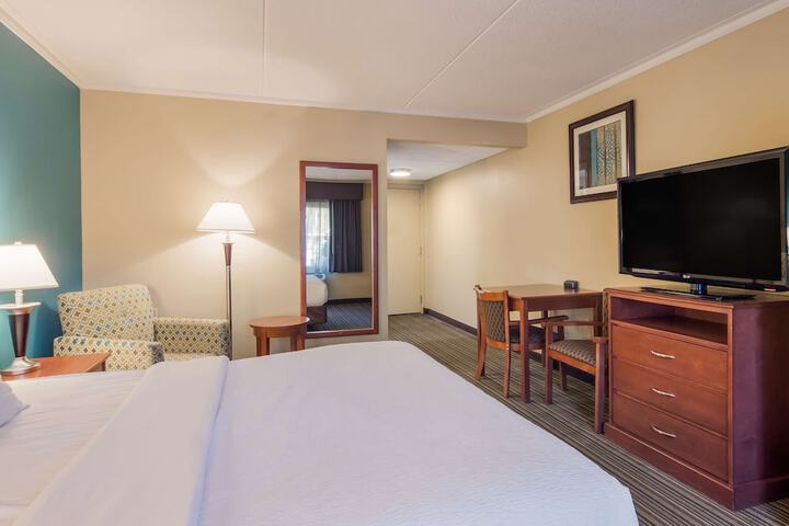 1 Queen Bed Microwave, Refrigerator, Coffee Maker Full Breakfast (22 of 26)