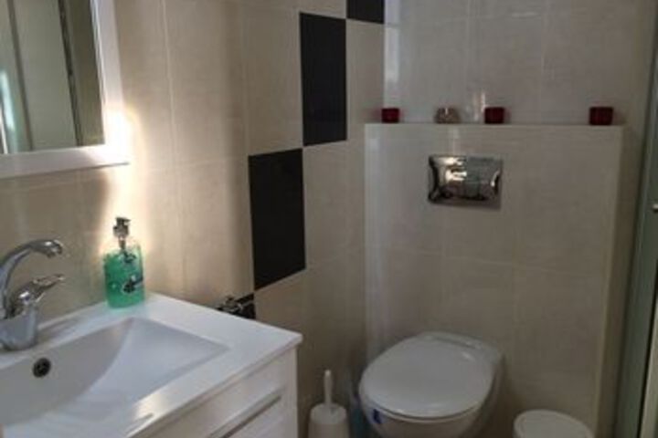 Room 4 of 16
