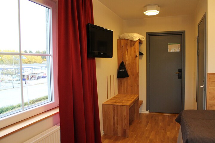 Room 9 of 32