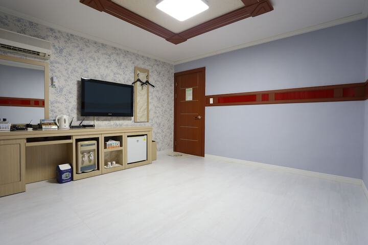 Room 8 of 32