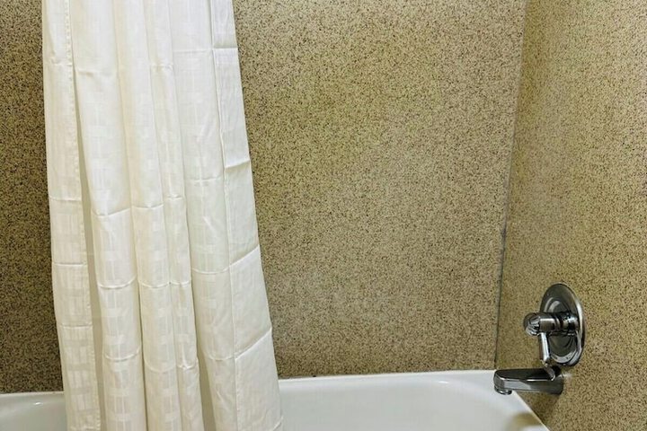 Room 4 of 6