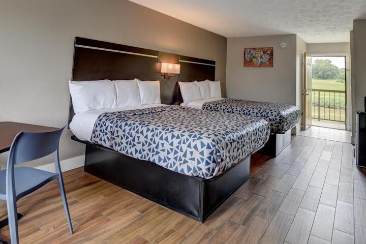 2 Queen Beds (6 of 10)