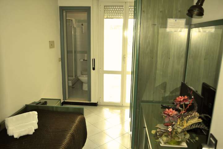 Room 6 of 35