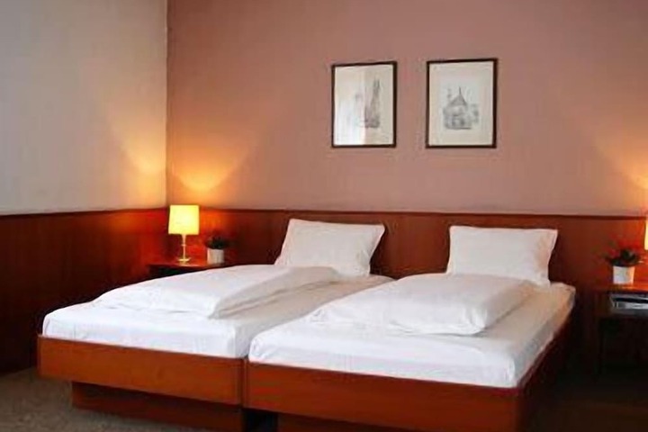 Room 6 of 44