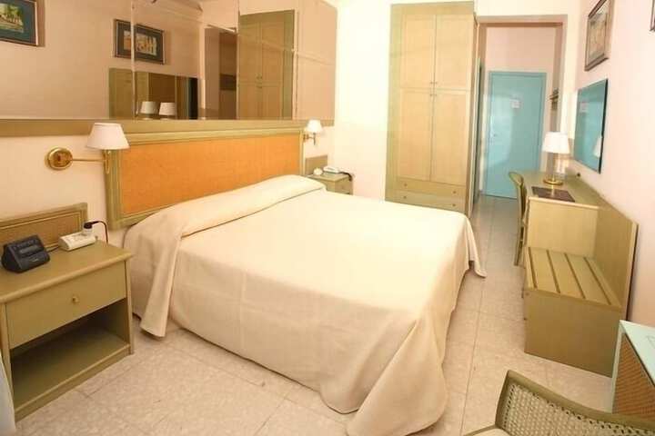 Room 6 of 48