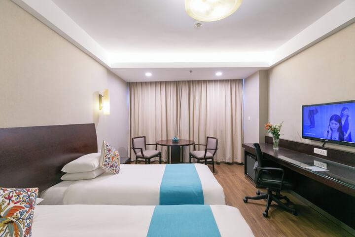 Room 4 of 28
