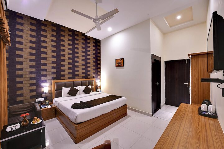 Room 15 of 40