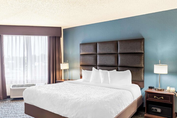 1 King Bed Pillowtop Bed 32 Inch LCD Television Microwave and Refrigerator Full Breakfast (2 of 14)