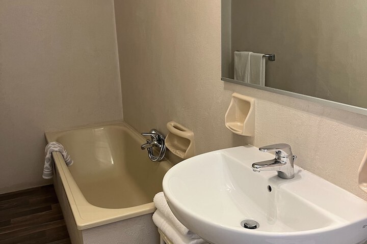 Room 95 of 154