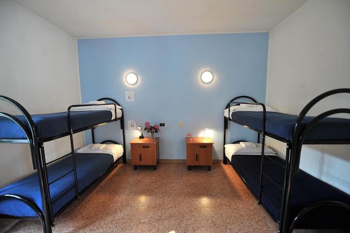 Room 8 of 25