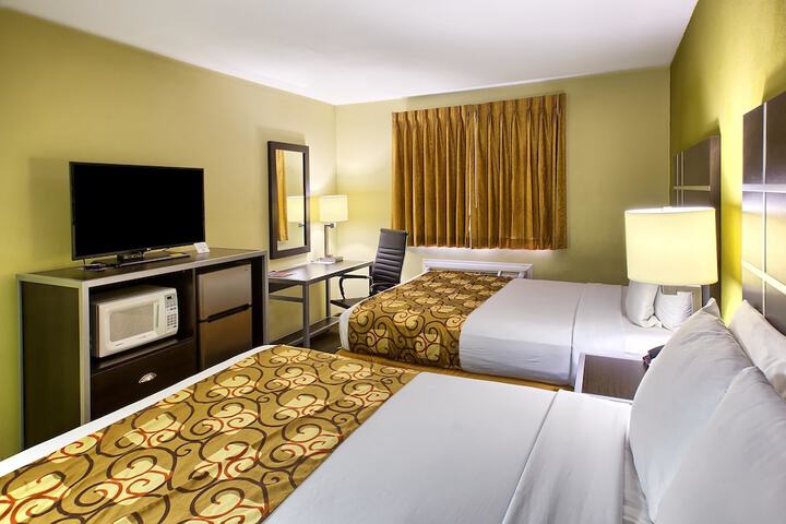 Accessible 1 Queen Bed (1 of 14)