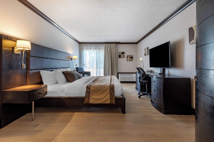 1 King Bed WiFi (10 of 14)