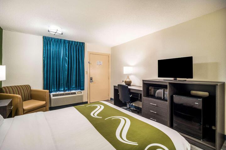 1 Queen Bed (3 of 3)