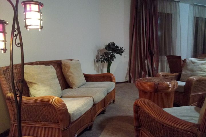Room 6 of 10