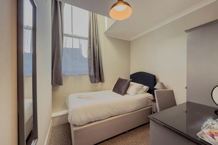 Room 12 of 27