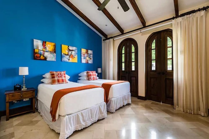 Room 5 of 1000