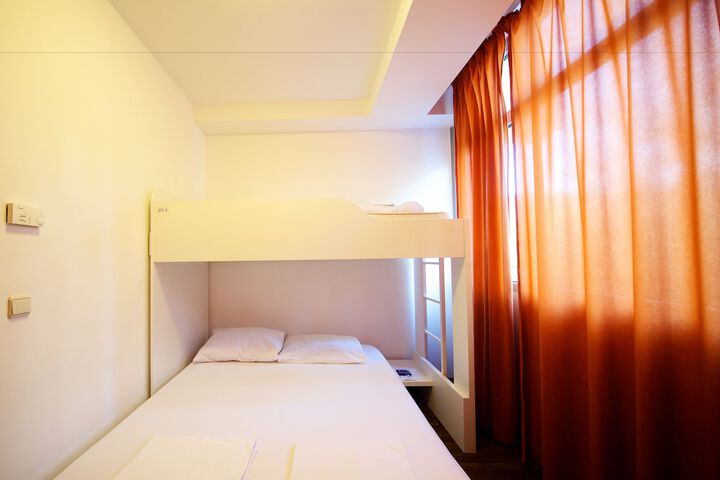 Room 12 of 27