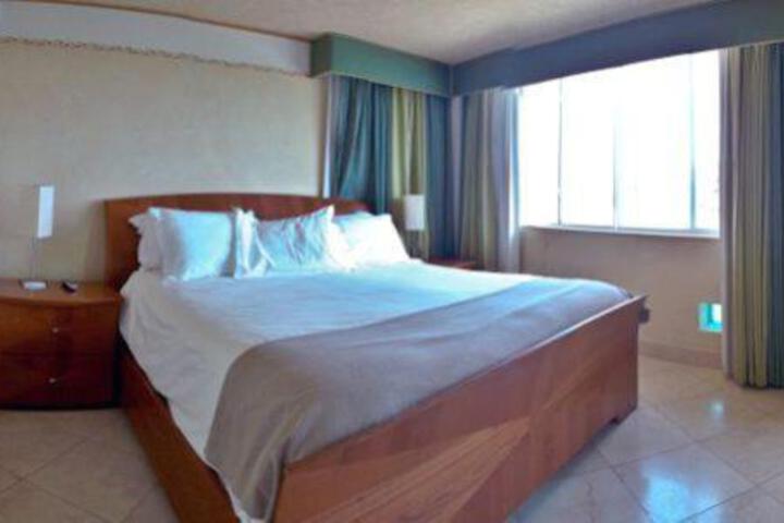 1 Bedroom Suite Queen Bed (5 of 10)