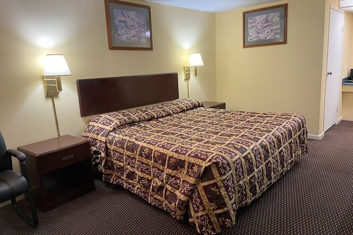 1 King Bed (4 of 12)