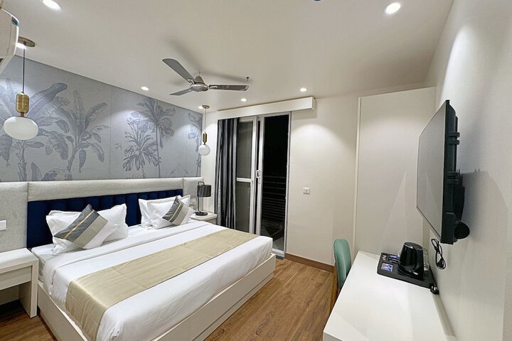 Room 32 of 76