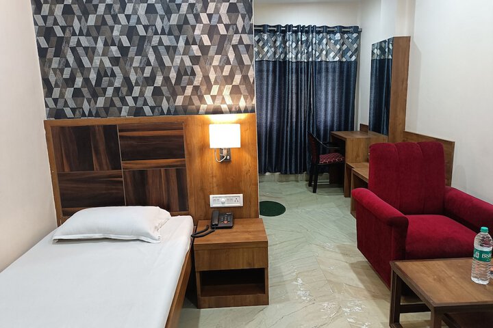 Room 9 of 37