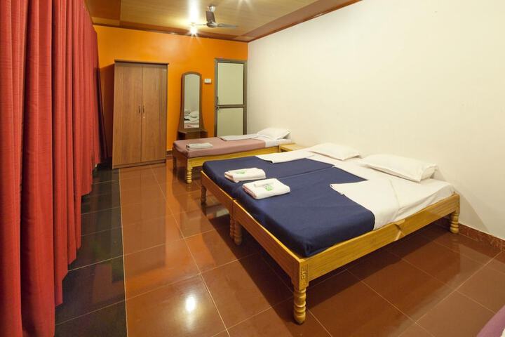 Room 10 of 33