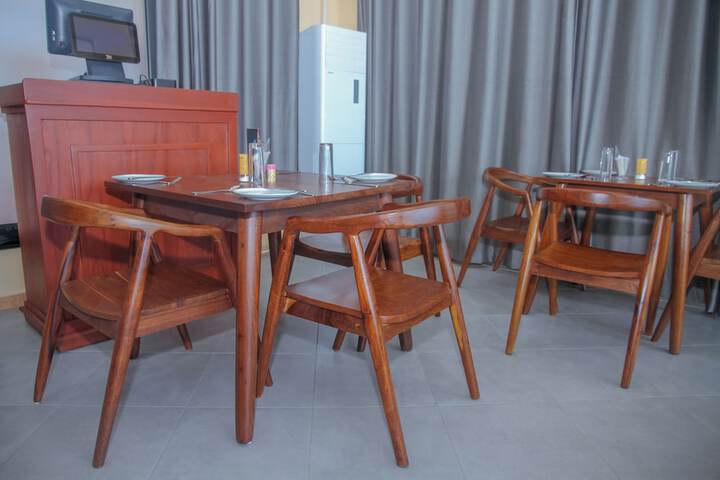 Dining 90 of 98