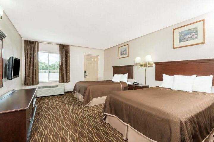 2 Double Beds (3 of 7)