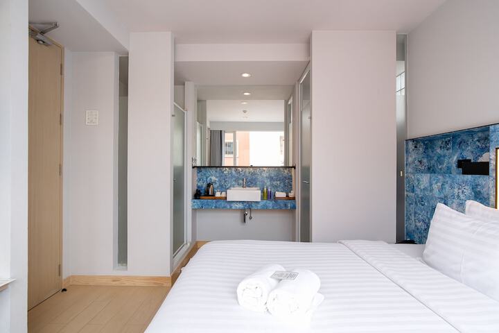 Room 18 of 74